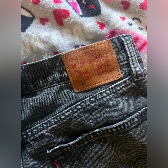 High-Waisted Faded Black Levi Denim Shorts - Picture 3 of 5